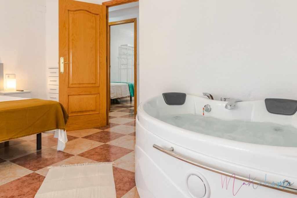Suite Con Jacuzzi En El Centro Vistas Y Garaje Уэльва Экстерьер фото